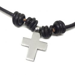Cruz cuadrada con cordón de piel en colores
