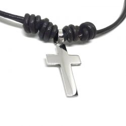 Cruz lisa mediana en plata y piel nudos.