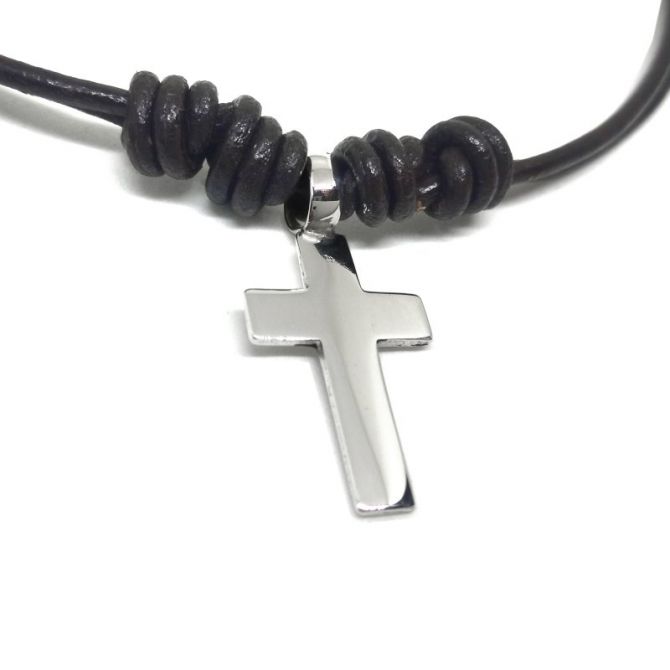 Cruz lisa mediana en plata y piel nudos.