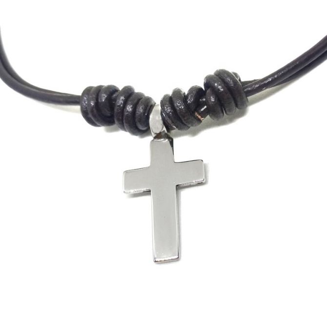 Cruz lisa mediana en plata y piel nudos.