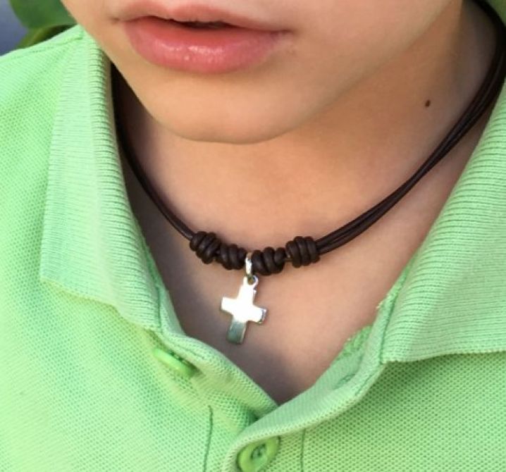 Cruz plana mini plata con cordon de piel