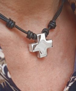 Sub foto Cruz volumen lisa grande en plata con piel nudos.